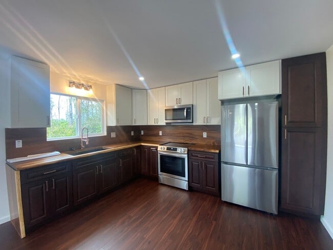 Building Photo - 3BR/2BA Two-Story Home in Ainaloa – Pet Friendly!