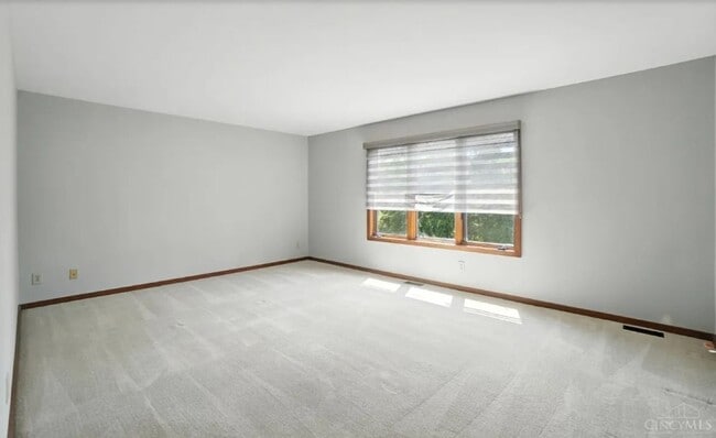 Building Photo - Luxury, Privacy, and Convenience All in One!