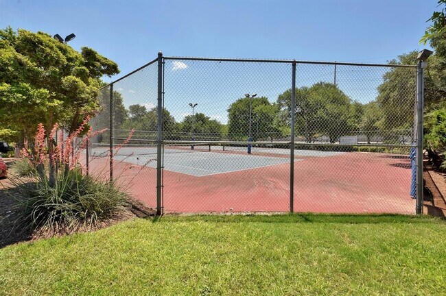 Building Photo - 9312 Roxanna Dr