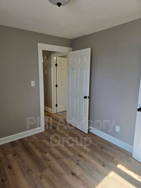 Building Photo - 1407 NE Sardou Ave