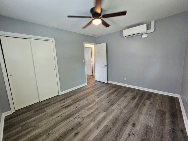 Building Photo - 1608 Hawthorne Dr