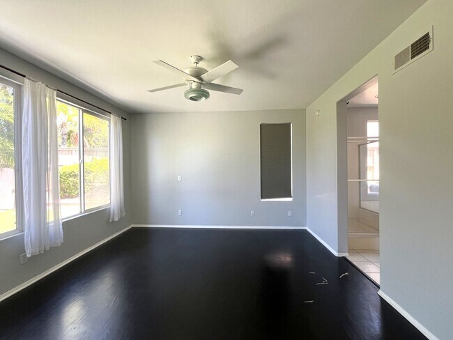 Building Photo - 3 bed, 2 bath located in Corona, CA!