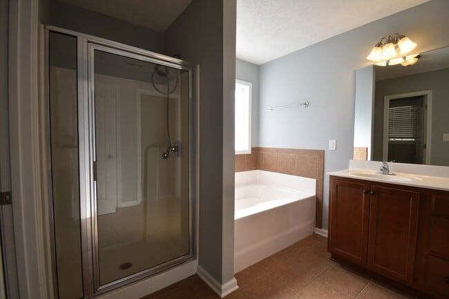 Building Photo - 3 BEDROOM 2 BATHROOM - PETS CONSIDERED