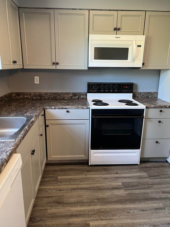 Building Photo - 421 Redding Rd