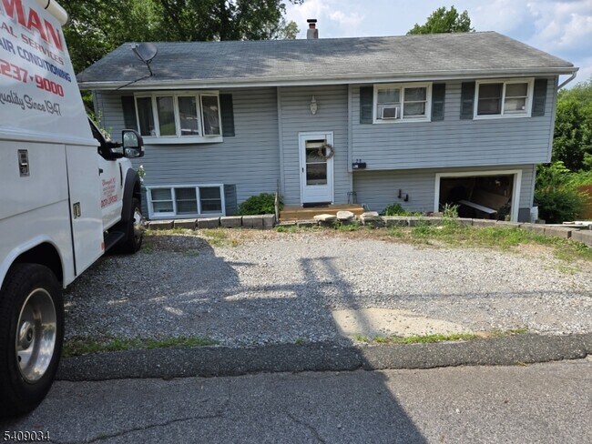 Building Photo - 28 Beardslee Hill Dr