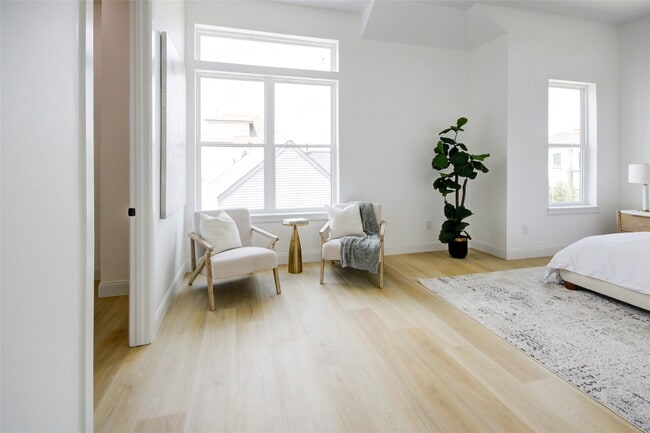 Building Photo - 1214 W 24th St