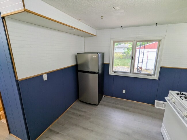 Building Photo - 1810 Midway Dr