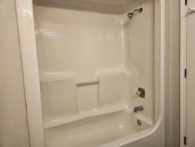 Building Photo - CHARMING 2 BEDROOM TOWNHOME-1/2 MILE FROM ...