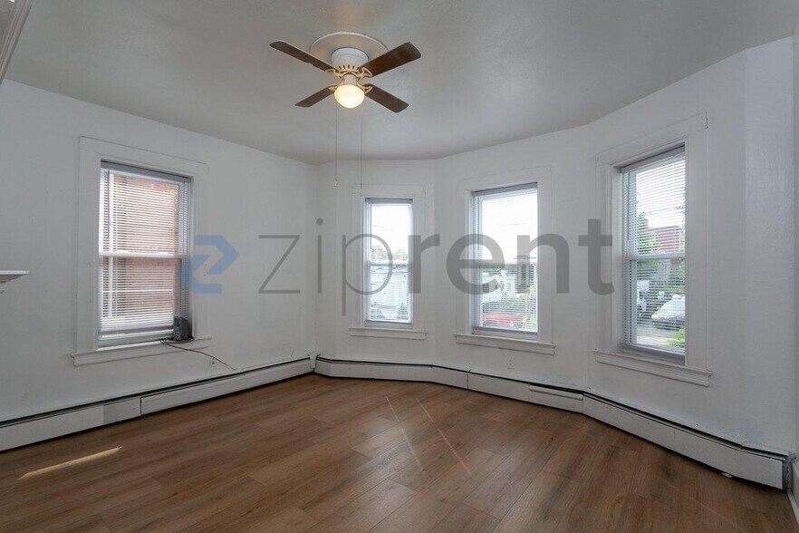 Building Photo - Unit 1R