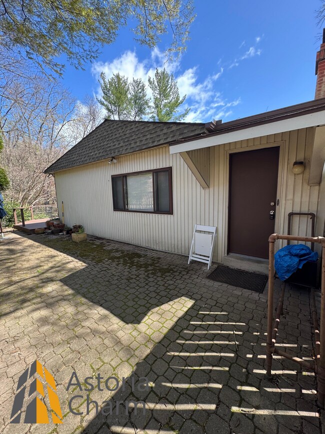 Building Photo - Spacious 5 Bedroom 3 Bath + Den Single Family Detached Home