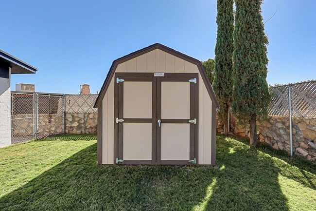 Building Photo - beautiful swimming pool and backyard oasis! fully remodeled home new appliances !