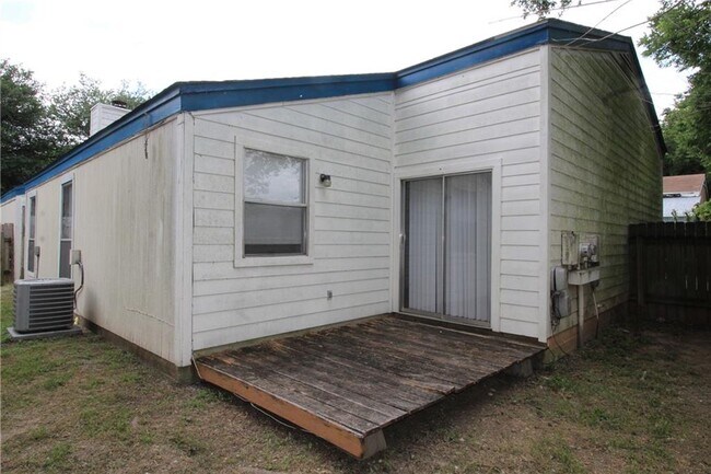 Building Photo - 1002 King Albert St