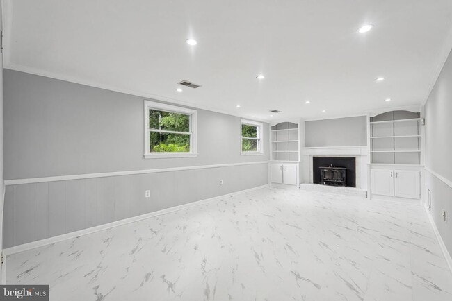Building Photo - 9239 Vernon Dr