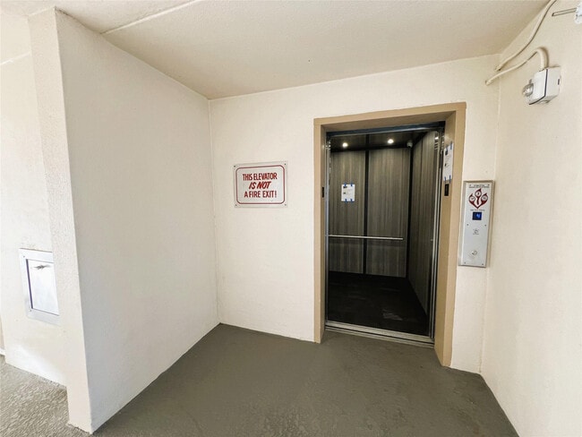 Building Photo - 2101 Lucaya Bend