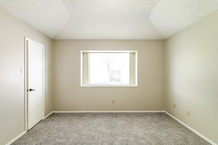 Building Photo - 901 Briarcreek Dr