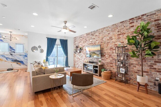 Building Photo - 7203 Bassett Ct