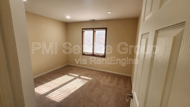 Building Photo - 985 West Ct