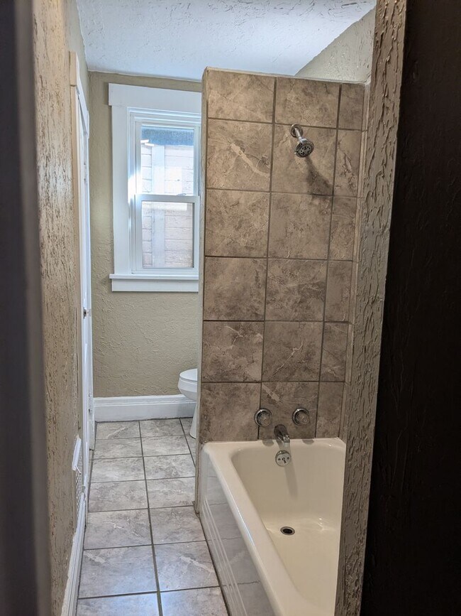 Building Photo - 2 bedroom, 1 bath Single Family House in Beaver Falls