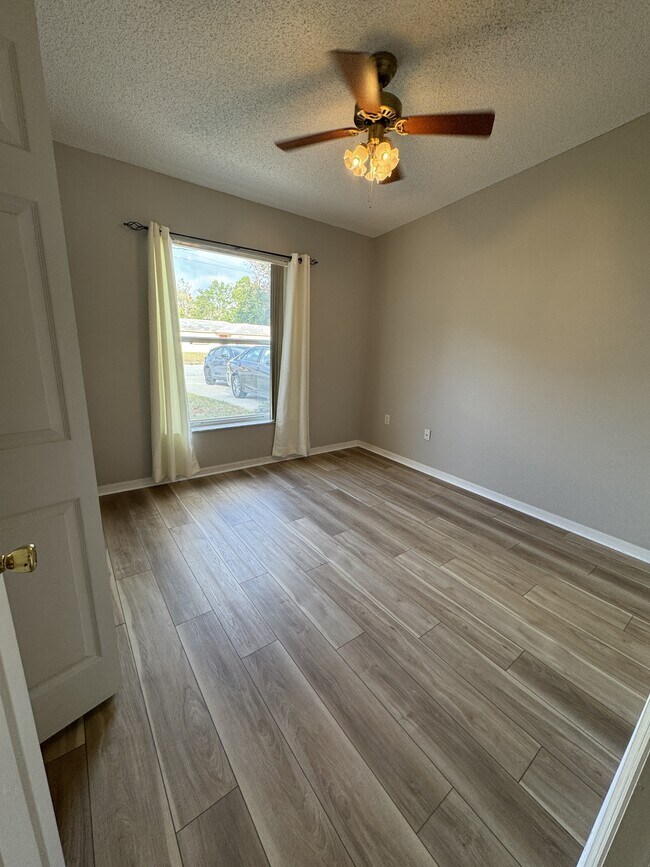 Building Photo - 5100 Mentmore Ave