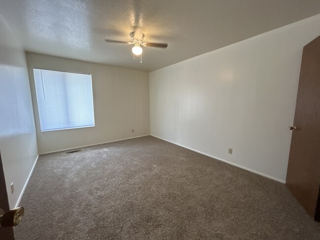 Building Photo - 93 S Valley Dr