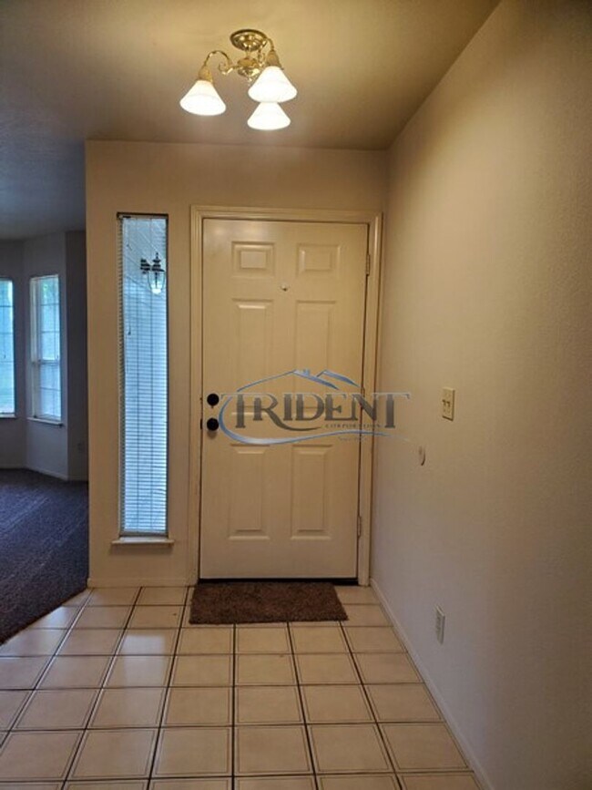 Building Photo - Beautiful Yuba City home on a large lot