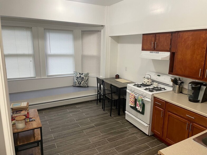 Stove - 404 W Clinton St