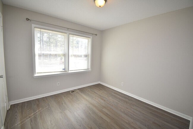 Building Photo - 4 Bedroom and 2 Bath Home- Updated (Pets N...