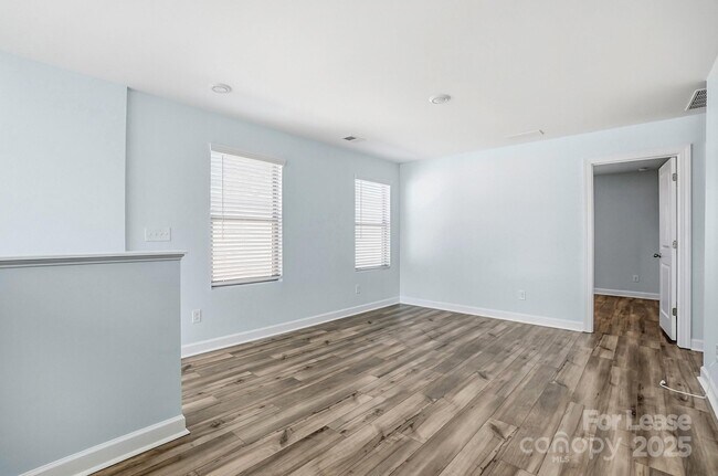 Building Photo - 3909 Woodland View Dr