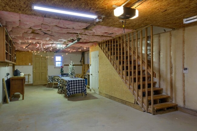 Building Photo - FURNISHED OFF-SEASON MONTHLY RENTAL-STARTI...