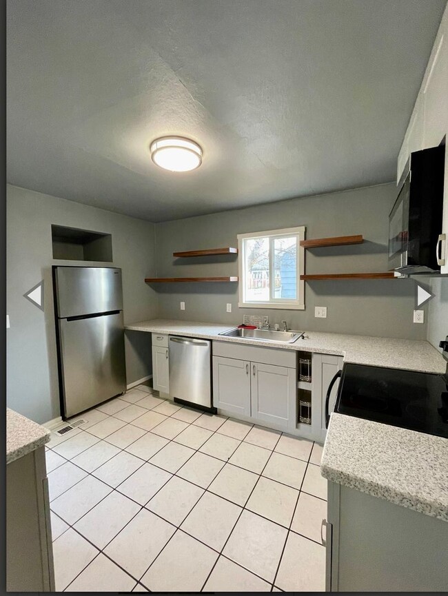 Primary Photo - Available Now! Pet-Friendly Updated 2 Bedr...