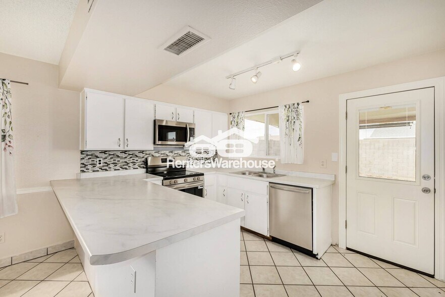 Building Photo - 7126 W Hatcher Rd