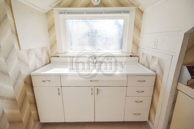 Building Photo - 2020/2022 Eastwood Rd SE