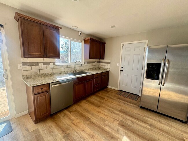 Building Photo - 4 Bedroom home in Stunning Rockrimmon