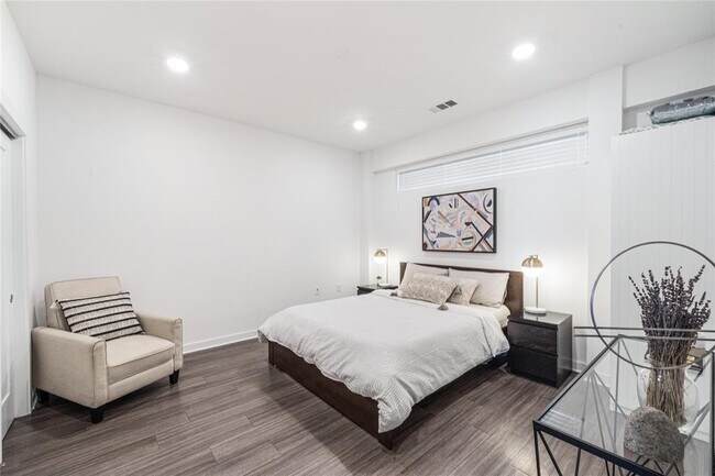 Building Photo - 4361 S Congress Ave