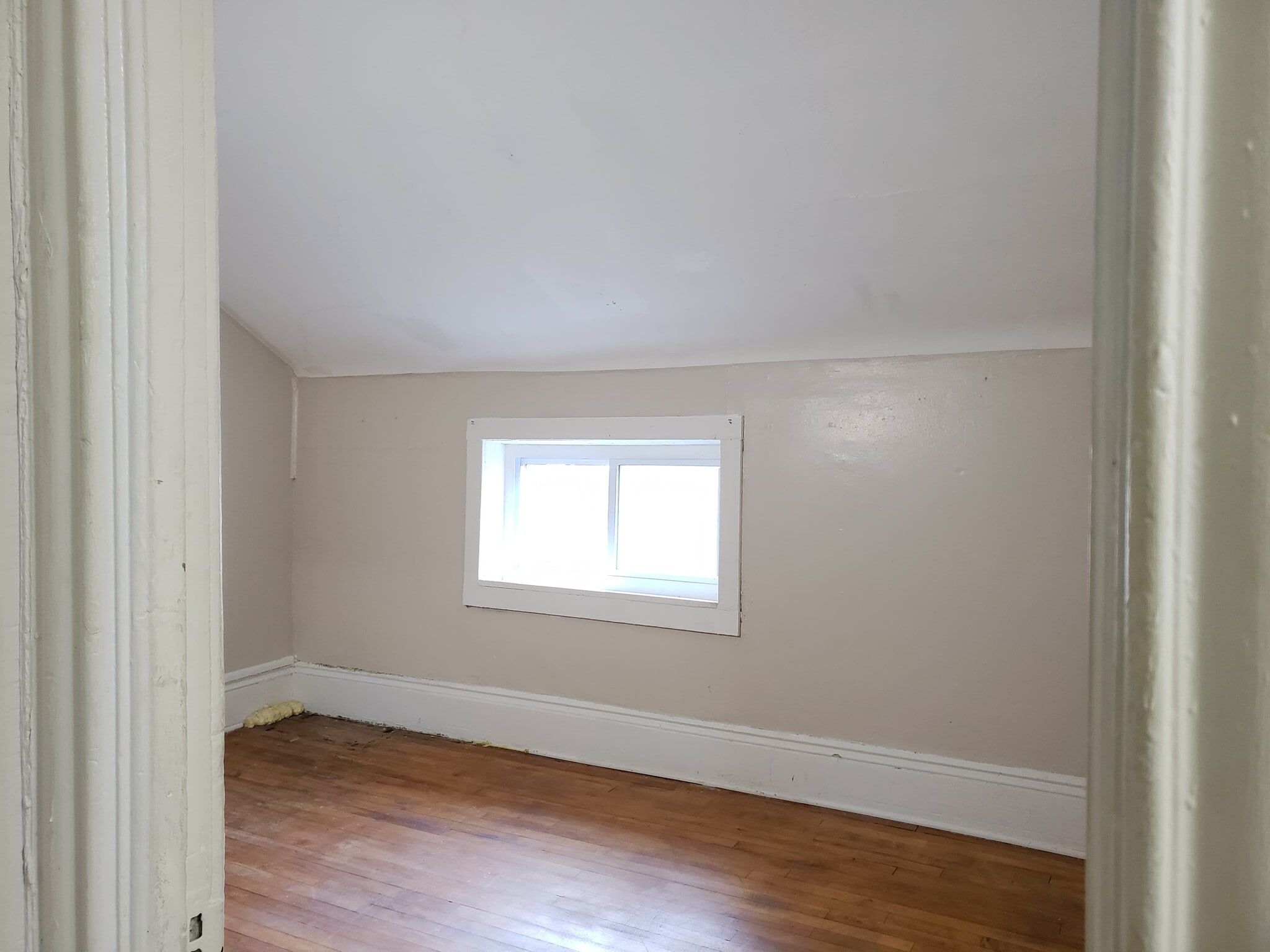 Living room - 678 Jessamine Ave E