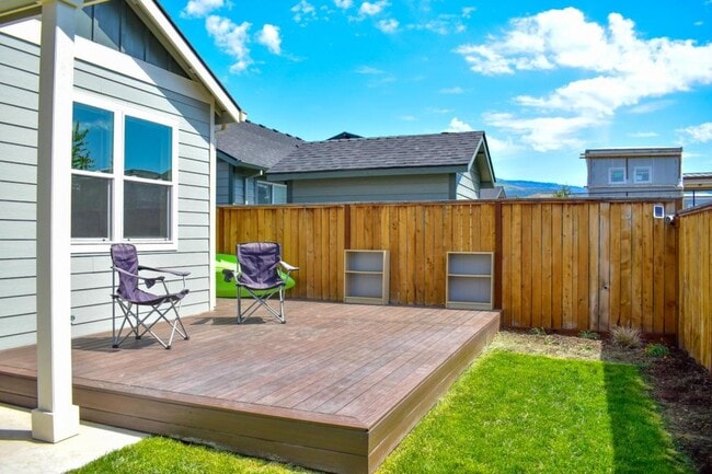 Building Photo - 214 Oak Crest Way