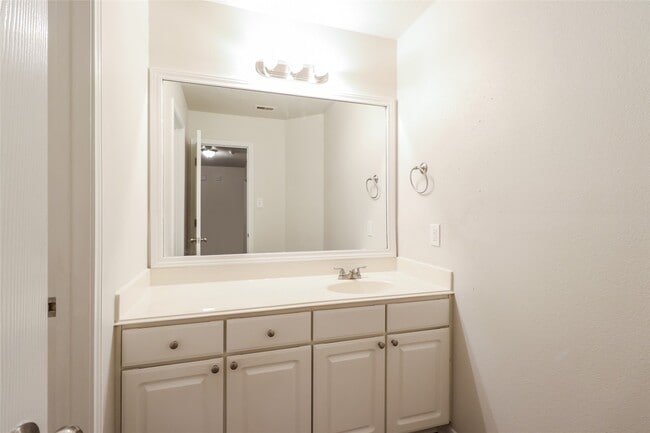 Building Photo - 16700 Foursquare Dr