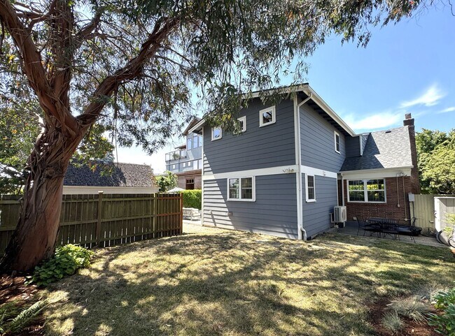 Building Photo - 2256 W Viewmont Wy W