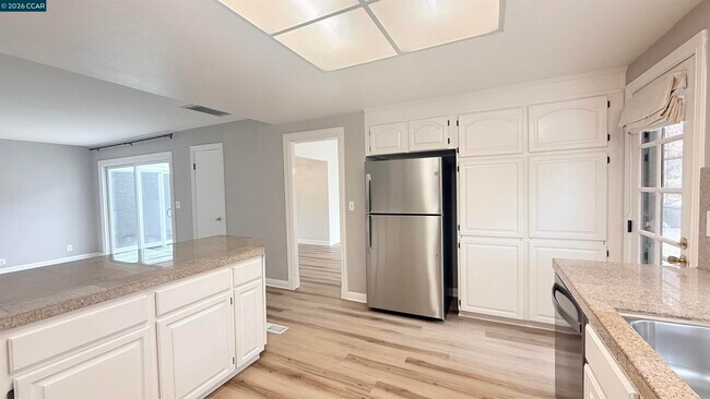 Building Photo - 750 N Paradise Valley Ct