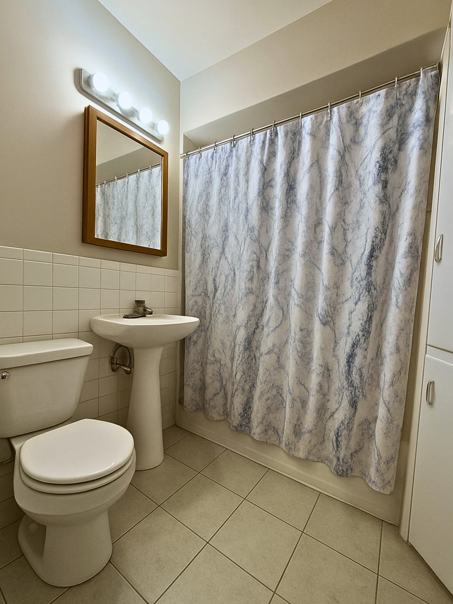 Building Photo - 4701 N Kilbourn Ave