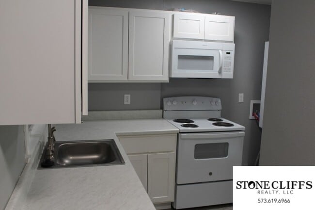 Building Photo - 708 Houchin St