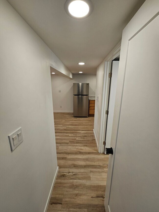 Building Photo - New 1 Bed unit - Safe, cool, clean, and nice.
