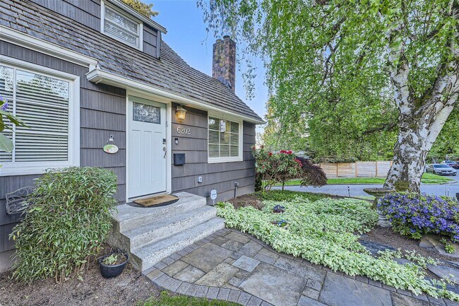 Building Photo - Introducing a spacious 4 bedroom, 2.5 bathroom house located in Bryan Heights!