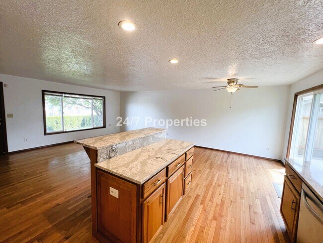 Building Photo - 2024-1102MF