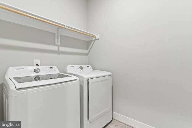 Building Photo - This beautiful modern 3 bed 4 1/2 bath tow...