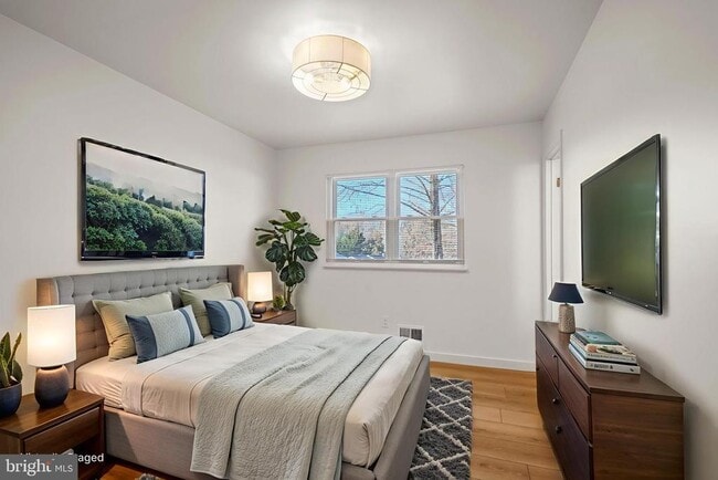 Building Photo - 1420 Gilbert Rd