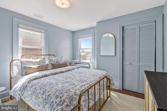 Building Photo - 611 G St SE