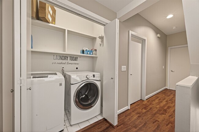 Building Photo - 1112 Columbus St