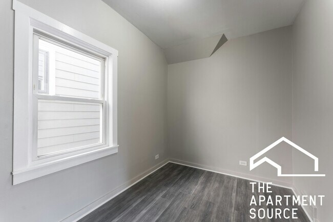 Building Photo - 2834 W Dickens Ave