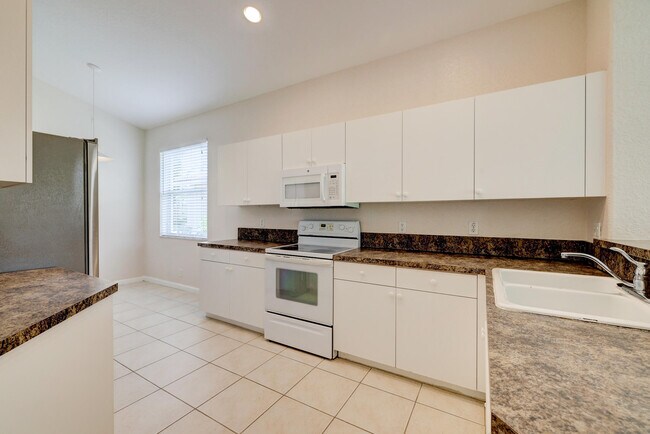 Building Photo - 688 Stanford Ln